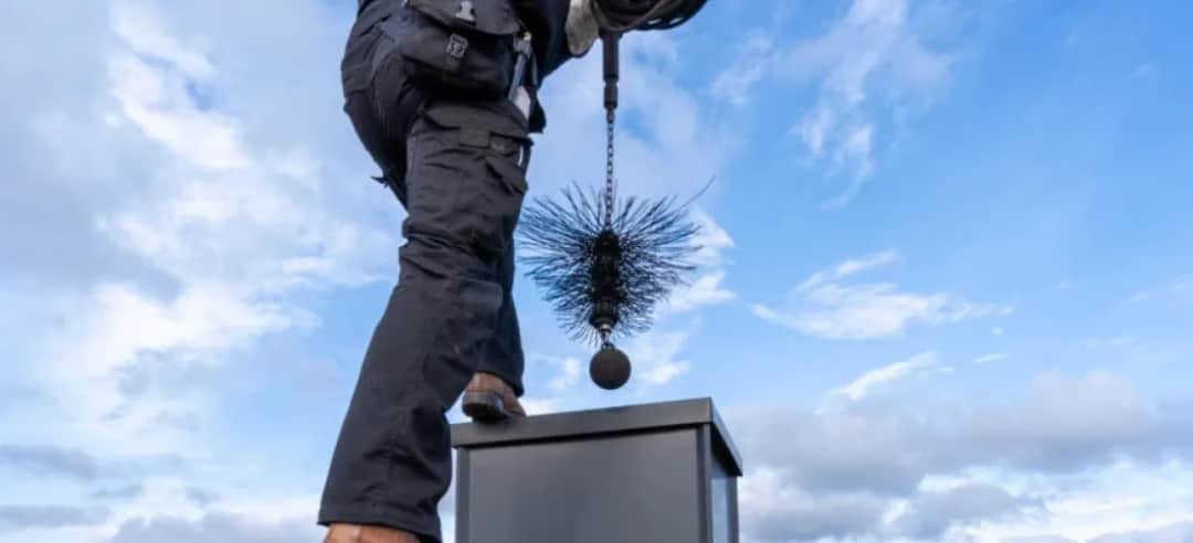 Jak wyczyścić komin bez wchodzenia na dach i uniknąć zagrożeń