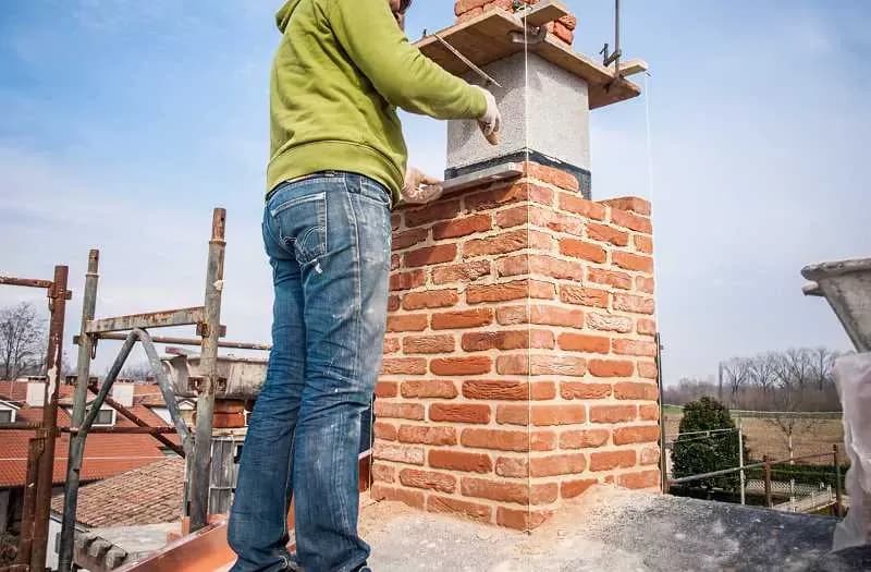 Ile kosztuje wymurowanie komina? Sprawdź, co wpływa na ceny