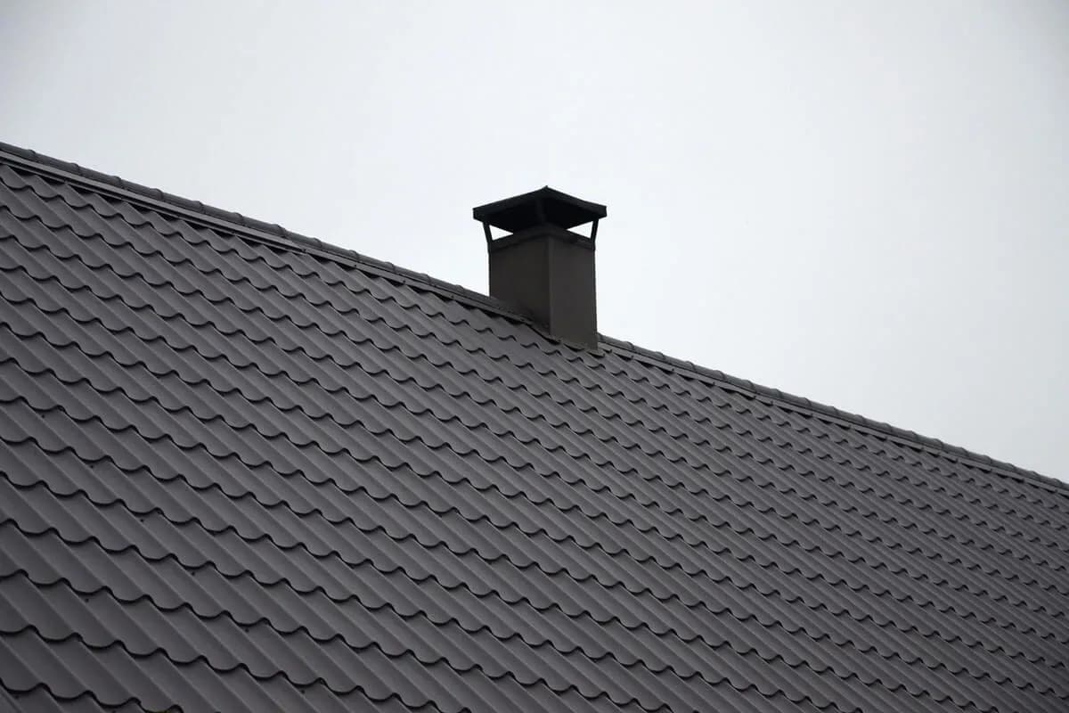 Czym obłożyć komin na dachu? Wybierz najlepsze materiały i rozwiązania
