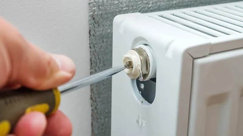 Jak odpowietrzyć grzejniki w bloku na ostatnim piętrze bez problemów