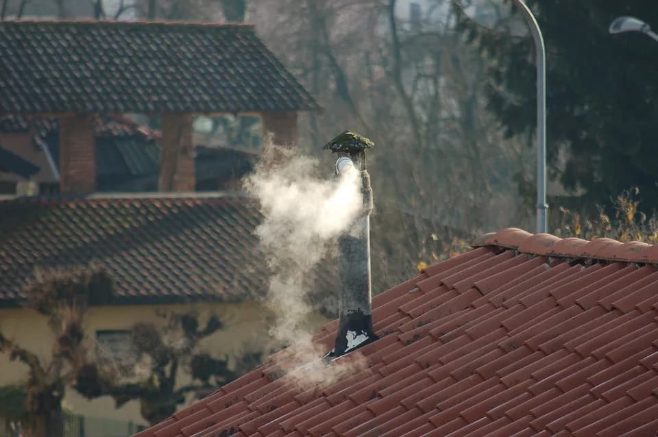 Jak ograniczyć dym z komina i poprawić jakość powietrza w domu