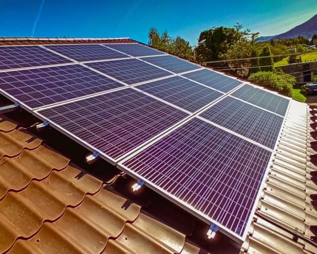 Jakie są realne koszty domowej elektrowni słonecznej?