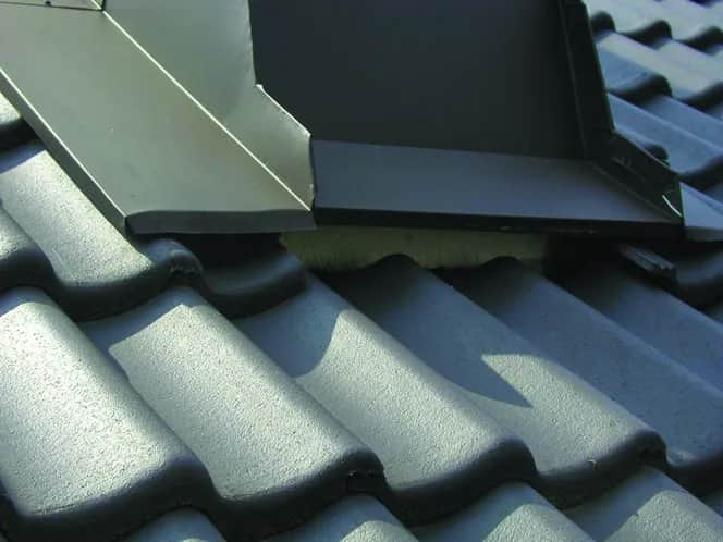 Jak obrobić komin blachą, aby uniknąć przecieków i trwałe zabezpieczenie