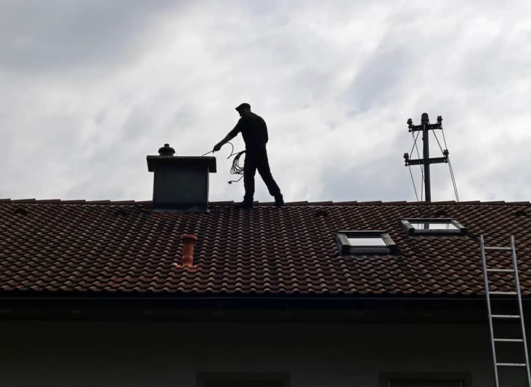 Skuteczne metody na wypalenie sadzy w kominie i bezpieczeństwo